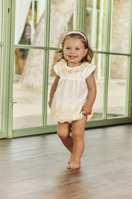 Vestido Español Con Volante  De Encaje En El Cuello - Beige